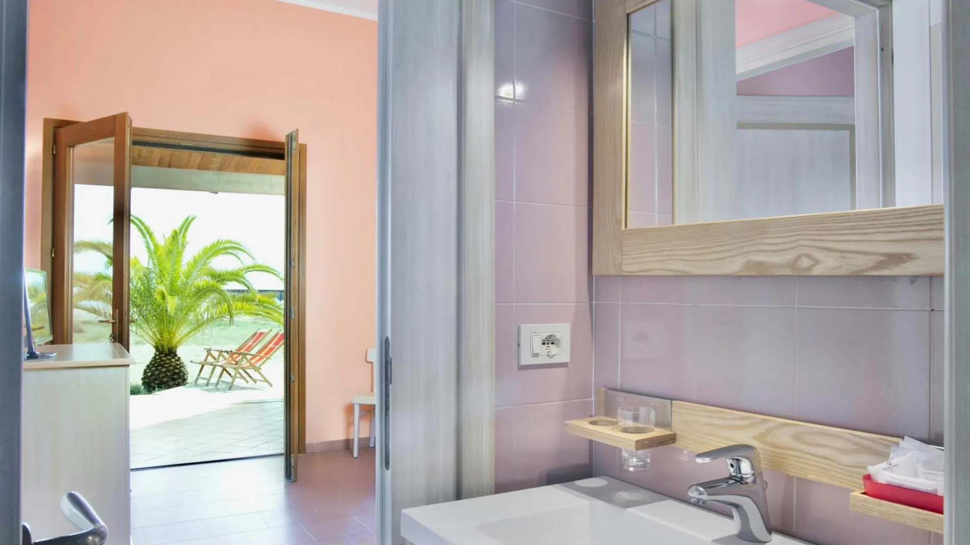 Residence With Private Beach In Bosa Marina Just 100 Meters From The Sea アパートホテル