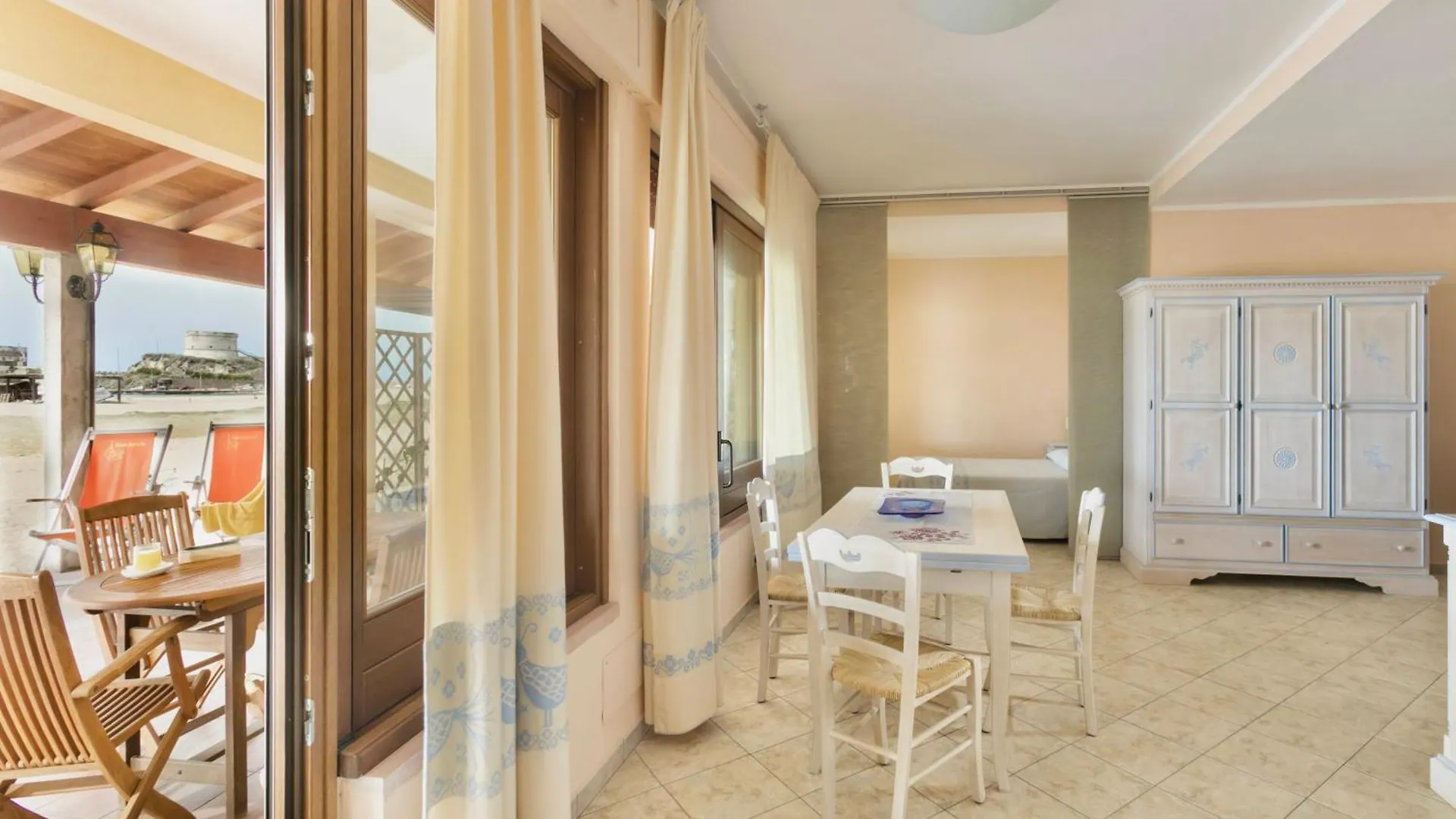 Residence With Private Beach In Bosa Marina Just 100 Meters From The Sea アパートホテル